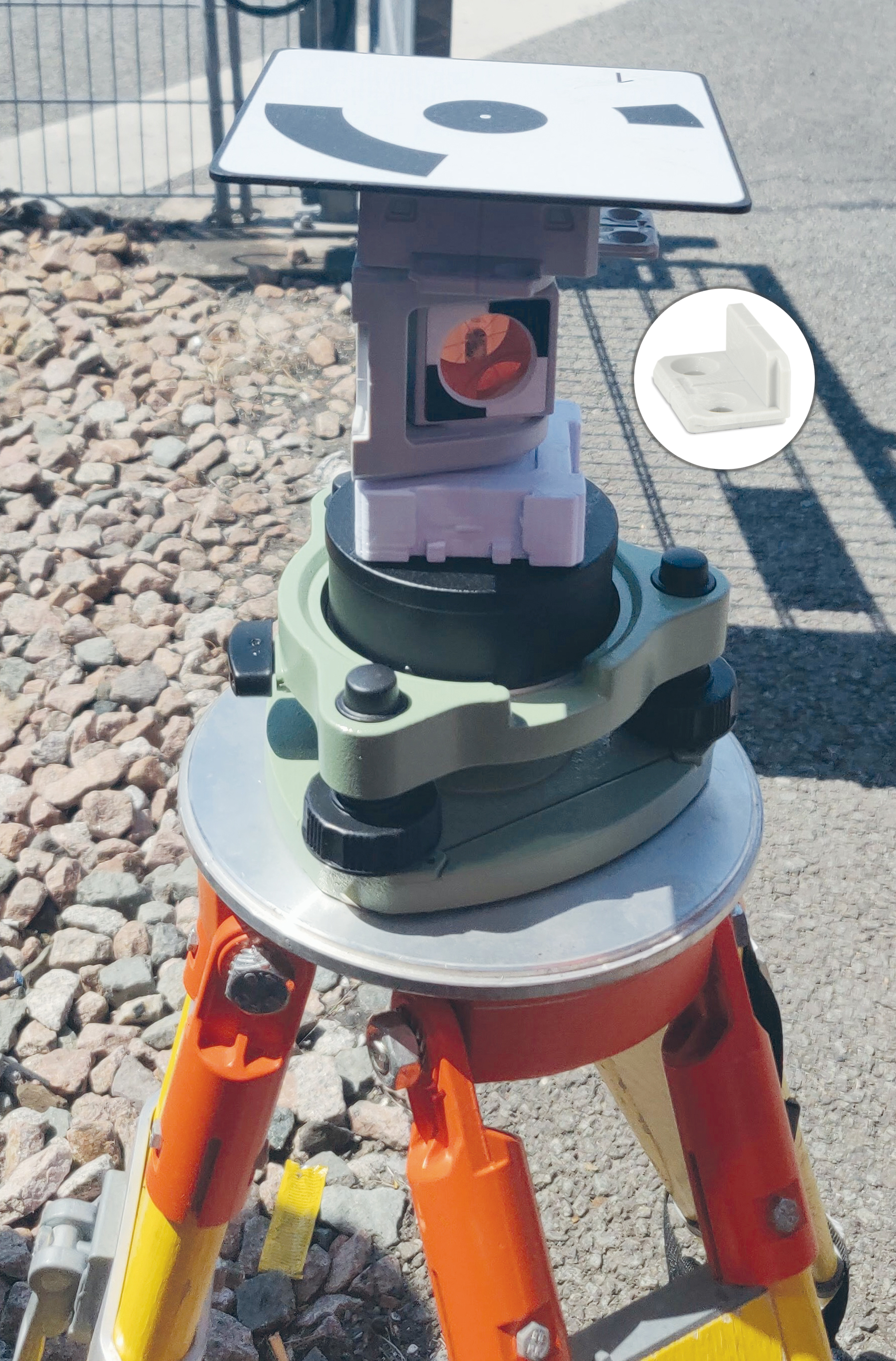 Drohnenmarke RSL580 mittels Adapter RSA-X80g-1 exakt über dem Messpunkt des Mini Prismas platziert